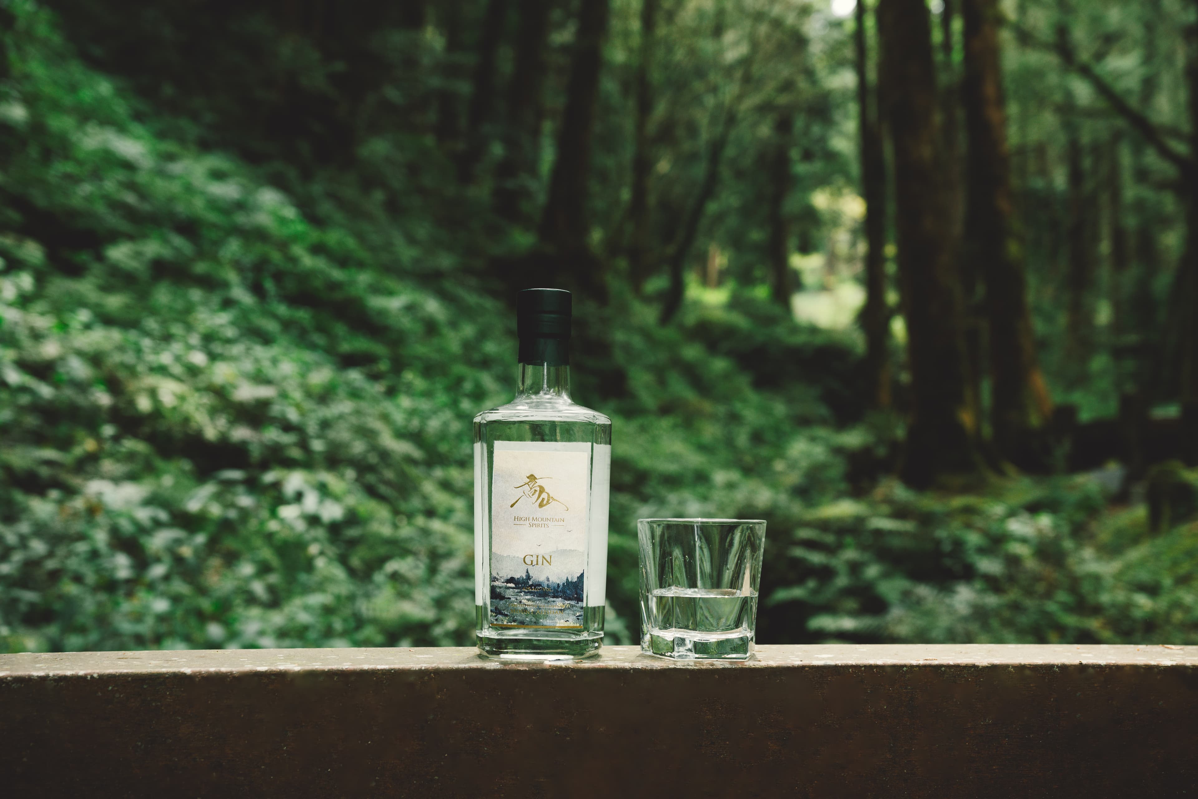 Alishan Cloud Gin — pour