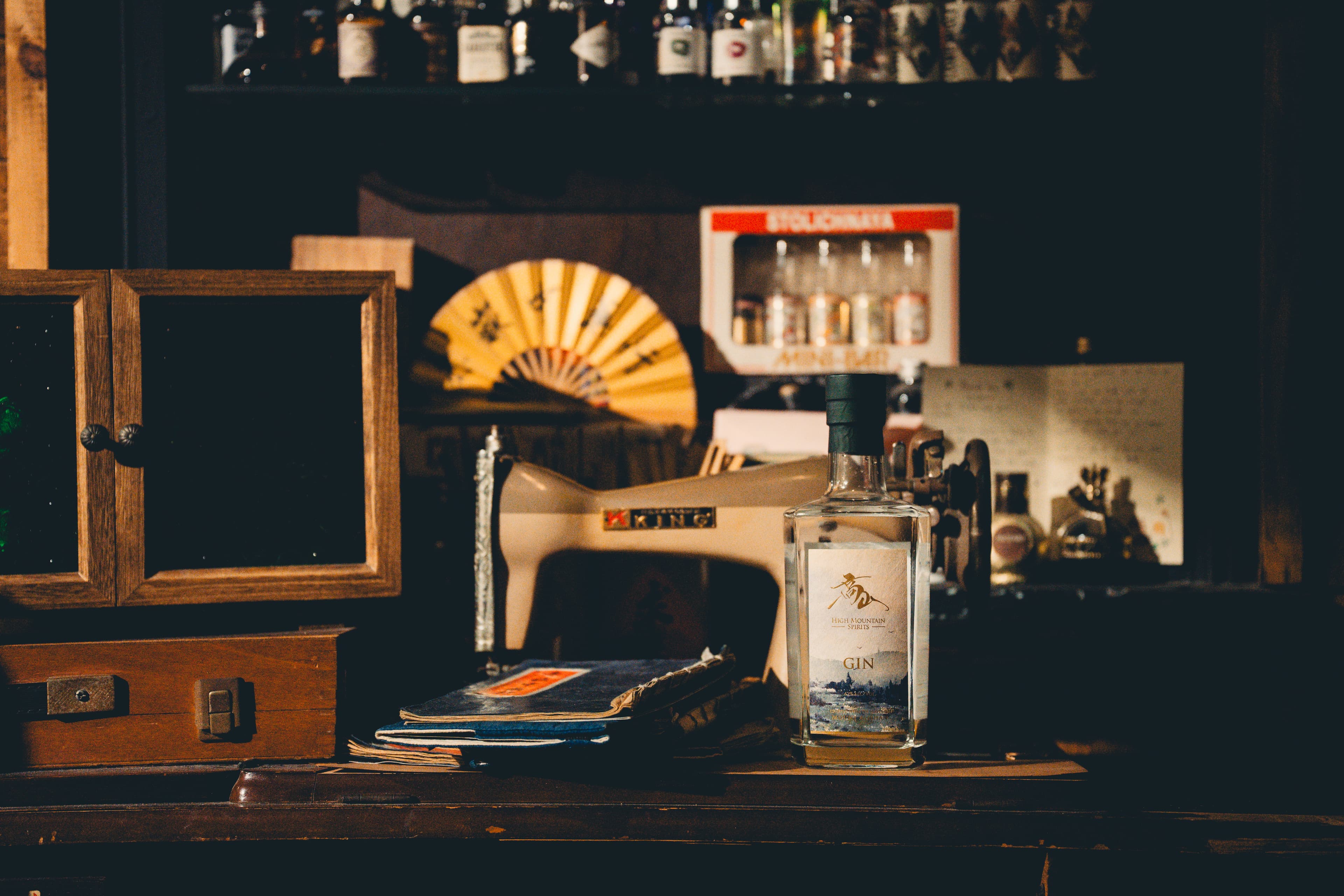 Alishan Cloud Gin — pouring detail