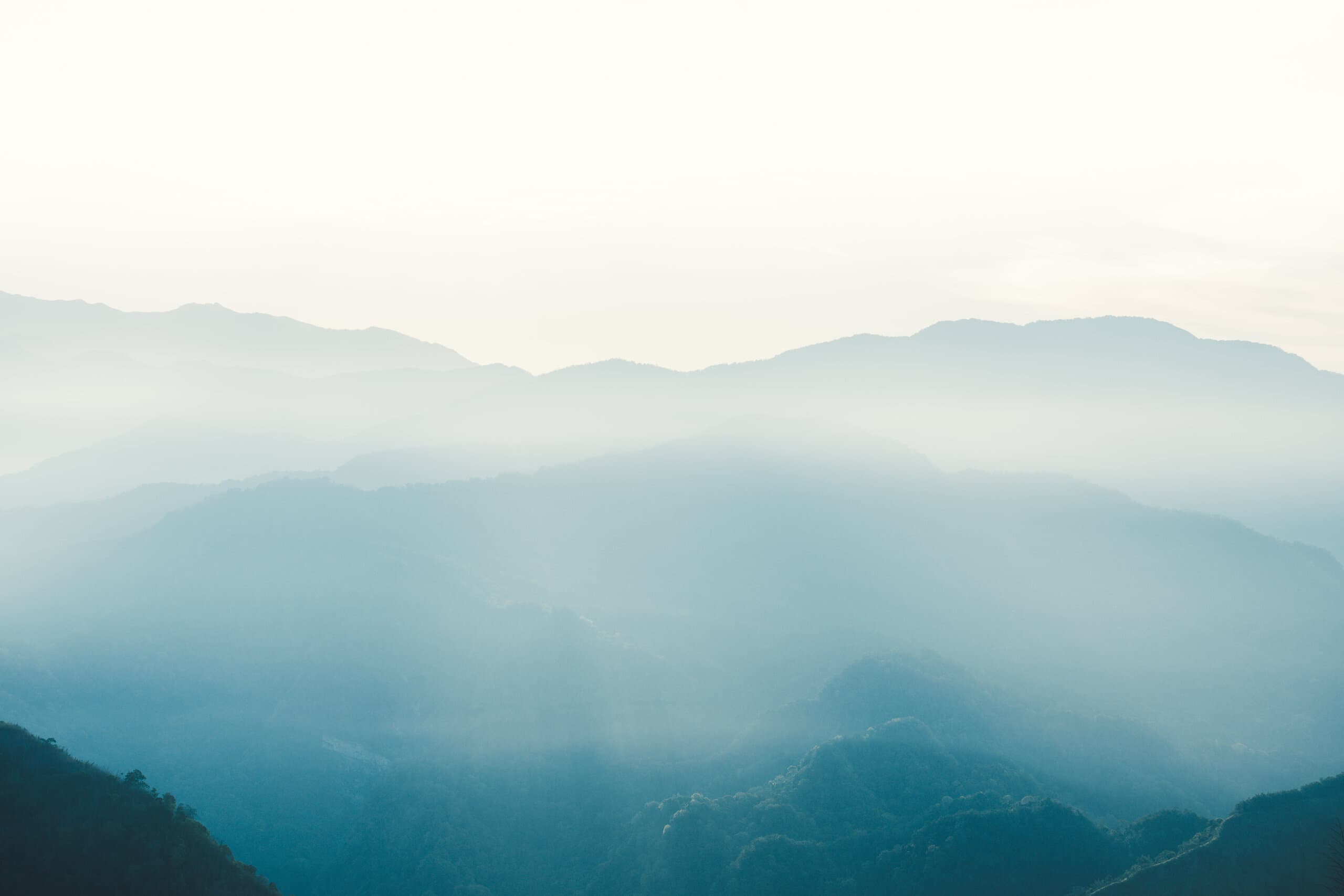 Alishan peaks through the mist