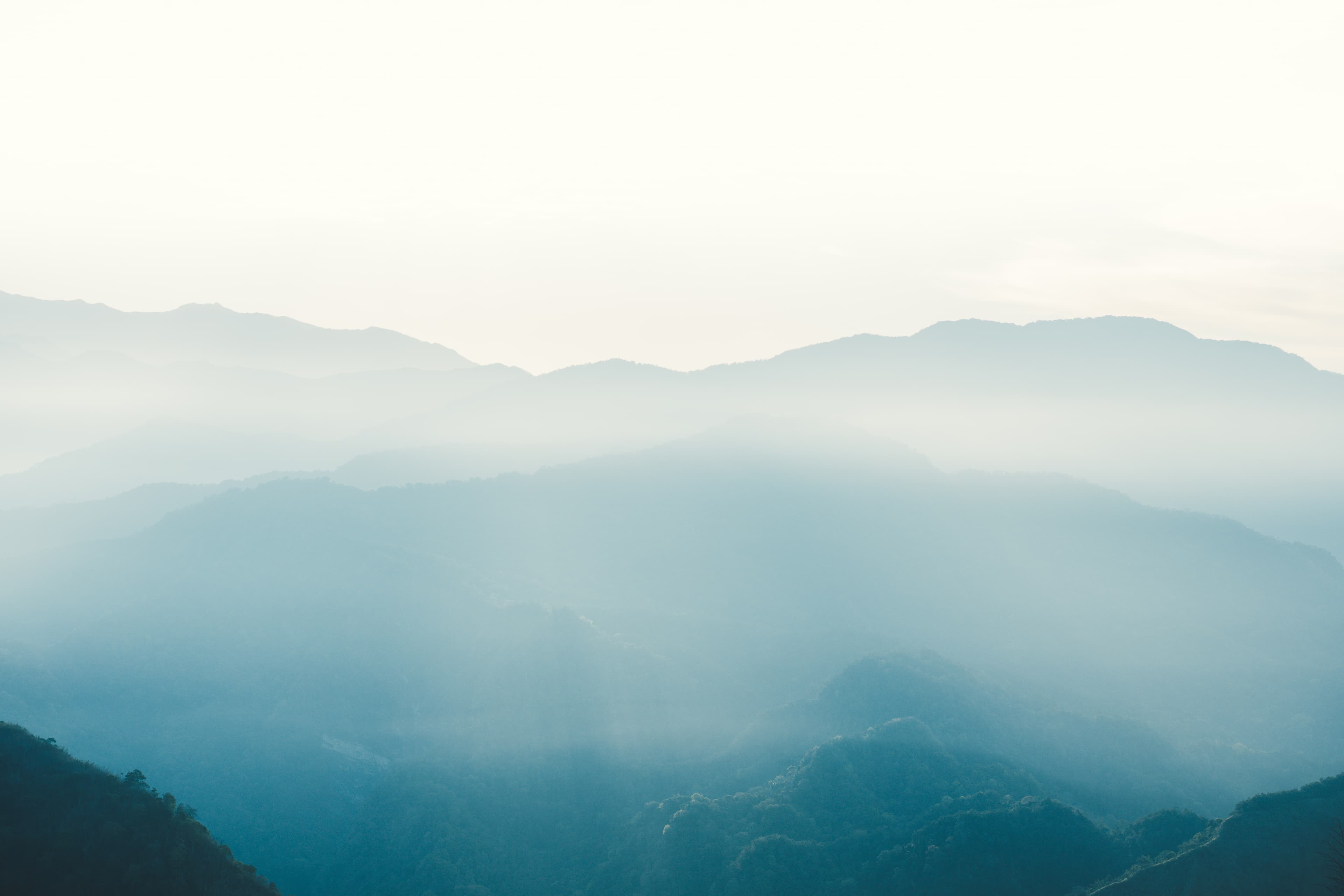 Alishan peaks through the mist
